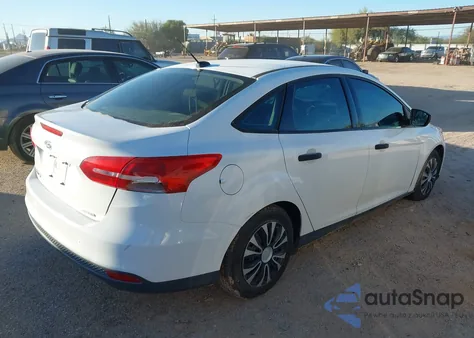 2015 Ford Focus S из США, поврежденный, VIN 1FADP3E27FL221455